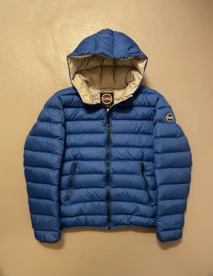 COLMAR DUNJACKA  - COLMAR Dunjacka✔️Storlek 48 (S-M)✔️Mycket fint skick utöver en markering på undersidan av armen (syns inte vid användning✔️