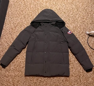 Dunjacka grå - Säljer min canada gooose vinterjacka. Säljer pågrund av att den inte passar mig. Storleken är S passar M. En väldigt snygg och stilren jacka som håller dig varm nu i vinter. Väldigt bra skick, har bara testat den. Pris kan diskuteras vid snabb affär 