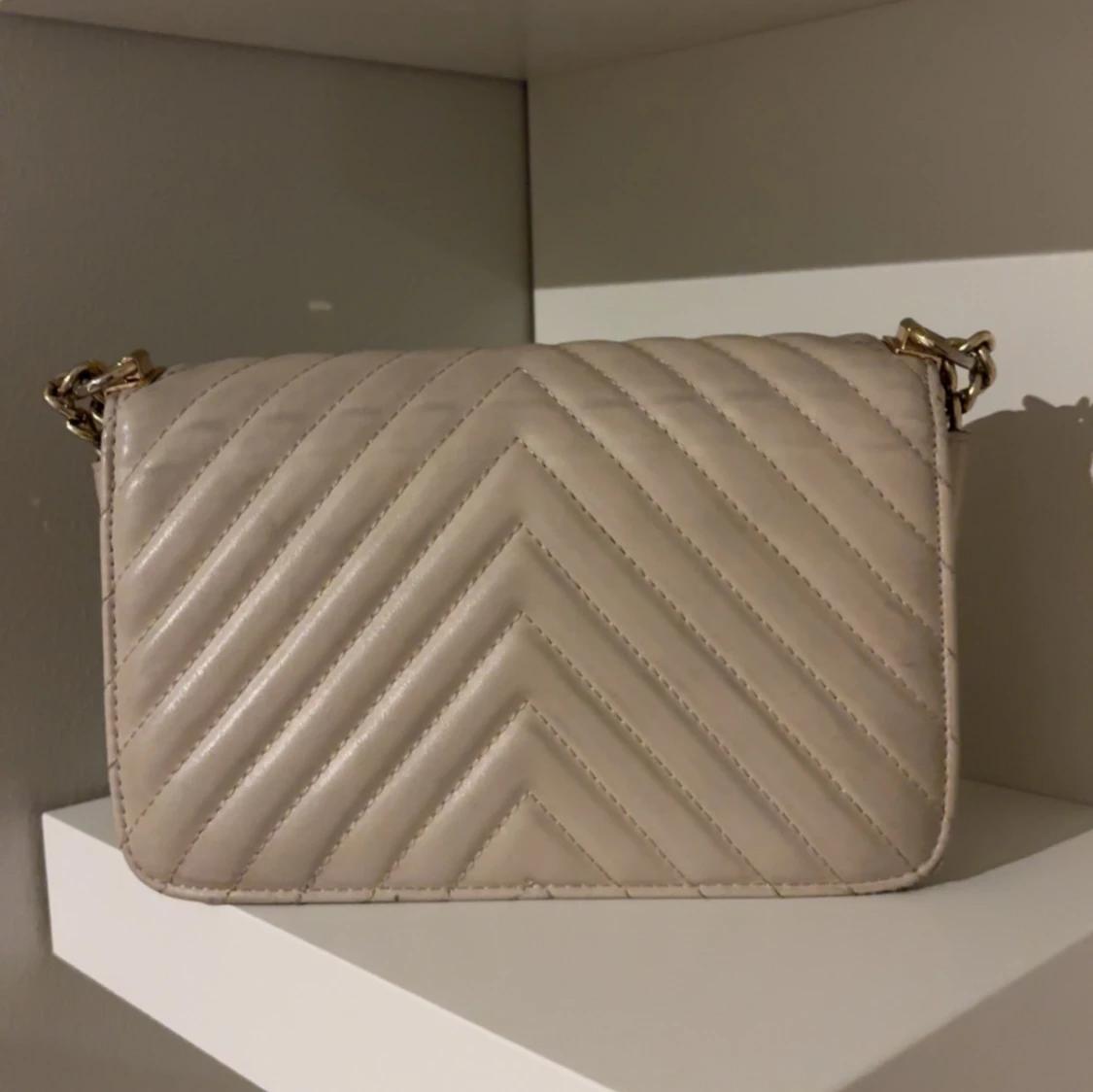 Beige quiltad axelväska  - 2