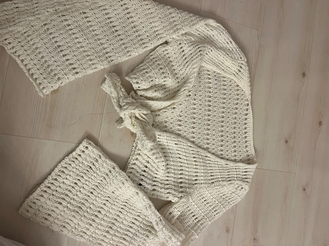 Vit stickad bolerotopp med knyt - 2