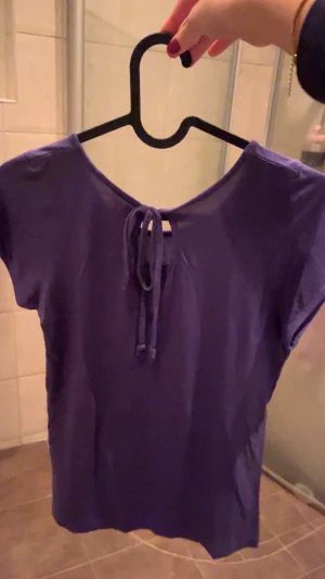 Lila vintage topp  - Supersöt!! Ser lite blå ut på bild 2 och 3 men den är lila!!