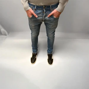 Dondup jeans - Hej! Säljer dessa dondup jeansen i storlek w31. De är varsamt använda och i mycket fint skick, 9/10. Nypris var 4000 säljs för 799. Hör gärna av dig vid minsta fråga eller om du vill ha fler bilder! 🙌 ( modellen är slim och sitter som george modell)!