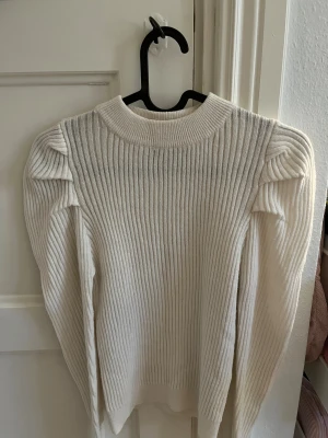 Vit ribbad stickad tröja Pieces XS - Säljer en vit stickad tröja med puffade axlar från Pieces i storlek XS. 