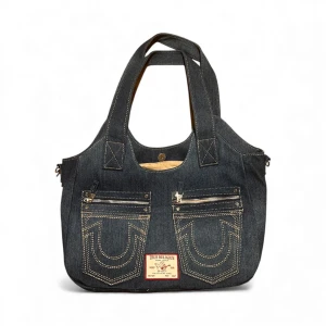 True Religion jeansväska i mörk denim - Sååå snygg! Har tyvärr bara fått användning en gång. Köpt i USA