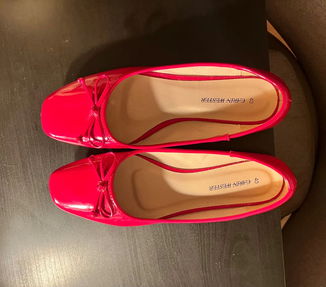 Röda ballerinaskor med rosett