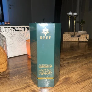 Reef arabs of obaiah - Riktigt god och elegant parfym från Reef i 100 ml, oöppnad. Säljes pga att jag råkade köpa två stycken. Toppnot: Ananas, mellannot: Läder, basnot: Oud. Säljes för 500kr sänkt från 750kr, pris kan diskuteras vid snabb affär. Reef påse medföljer. Frakt ingår ej i priset.