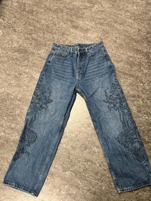 Ed hardy jeans  - Använt typ 2 gånger och är precis som ny. Tycker den är ”för kort” för mig då jag föredrar ännu längre jeans. Är 172cm.