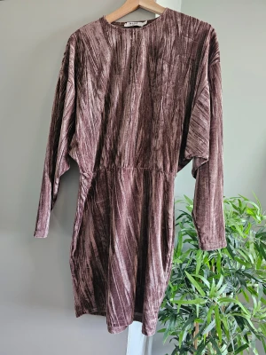 Brun sammetklänning från NA-KD - Jättefin klänning från NA-KD. Lite lösare upptill och tajtare nedtill. I superskick.