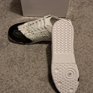 Maison margiela Gats - Sjukt feta maison margiela gats med svart paintsplatter 🎨 | Storlek 42 | Kontakta gärna mig innan köp så inga frågor uppstår efter köpet | Pris är diskuterbart🤗