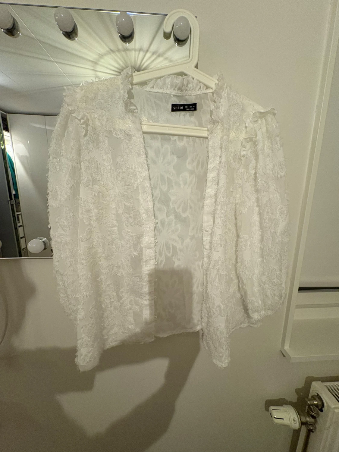 Vit spetsig blus med volang från SHEIN - 1