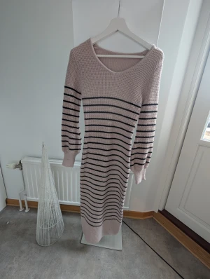 Stickad långklänning  - Från shein  storlek S . Beige/rosa i färgen 