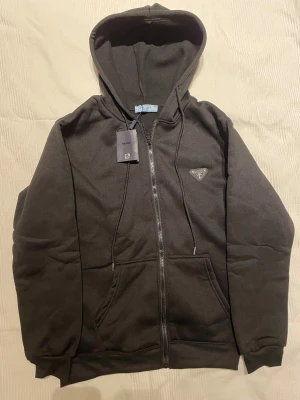 Zip hoodie - Säljer en helt ny zip hoodie i storlek M med prislapp. Skriv vid frågor.