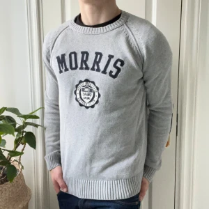 Morris stickad tröja  - Morris stickad tröja, inga defekter! Storlek M, modellen är 180 cm 75 kg. Väldigt fin tröja med skön passform 🙌