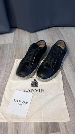 Lanvin Captoe - Säljer nu mina lanvins då de inte passar längre, de funkar fin fint och har precis polerat upp allt läder så de ska vara extra fina. De är använda och har lite slitningar här och där men inget som påverkar hur de används. De är storlek 7 i amerikanska storlekar men det är samma som 41/42. Dustbag fås med självklart! Hör av er vid fler frågor eller vid behov av bilder! //Linus