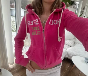 Hollister zip - En zip från Hollister i storlek S. Finns enstaka fläckar men inte så märkbart (se bild). Jag fraktar inom 24h. Se liknande plagg i min profil!