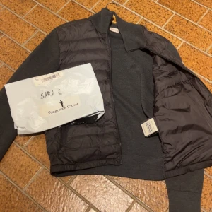 Moncler Cardigan - Grå moncler cardigan, köpt på vongrevencloset, orderbekräftelse finns, skriv för bilder på taggarna osv. OBS har ett litet hål i armbågen, syns knappt vid användning. självklart äkta