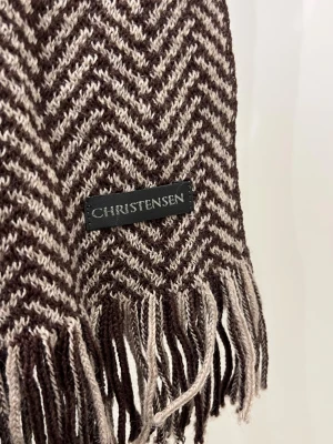Halsduk från Christensen - En lite tunnare halsduk med ett unikt mönster som passar till flera olika färger. Inte för varm så att man kan ha den även inomhus eller bara till en tjocktröja. Skriv vid minsta fundering ! 