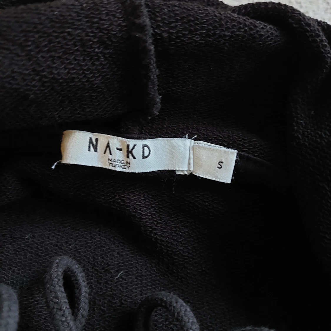 Svart hoodie med gul print från NA-KD - 2