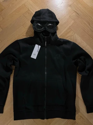 Svart cp company zip hoodie - Svart cp company zip hoodie med luva. Helt ny!