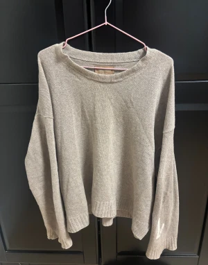 Beige cashmere tröja Zadig & Voltaire - Säljer en beige stickad tröja från Zadig & Voltaire i 100% kashmir. Tröjan har långärmad loose passform och en vit Z-detalj på ena ärmen. 