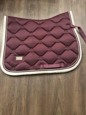 Schabrak Equestrian Stockholm - Säljer ett snyggt schabrak från Equesteian Stockholm! Använd 1 gång storlek Full💕 Tvättat självklart innan jag postar 