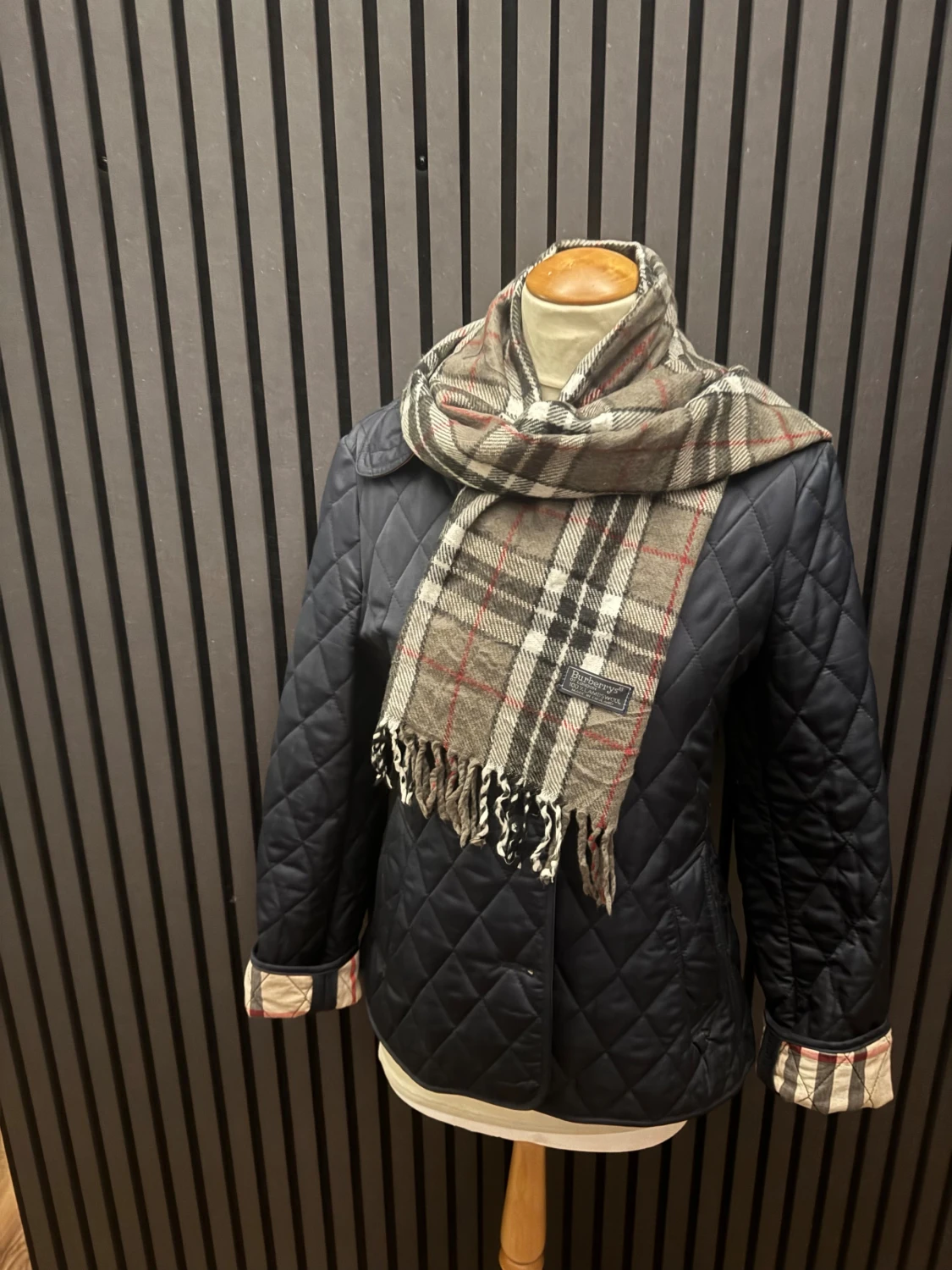  quiltad Berrbery Scarf med rutig detalj