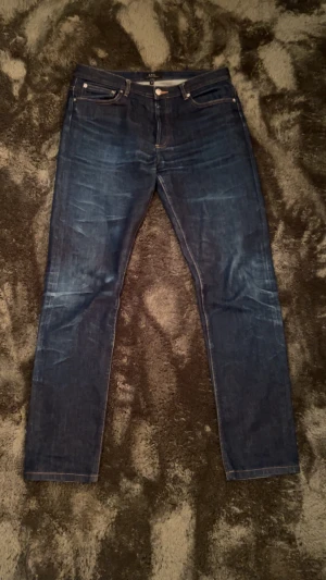 A.P.C Jeans raw denim - Snygga mörkblå jeans från A.P.C. med schyssta fades. 
