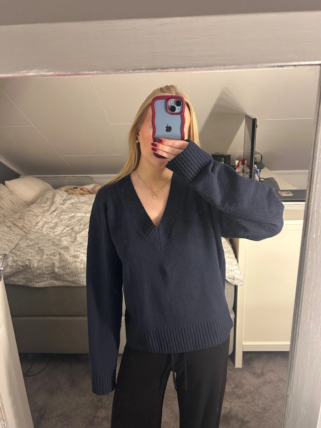 Mörkblå stickad tröja m v-ringning - 2