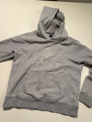 Gant hoodie 176 cm - Snygg och bekväm Gant hoodie för en billig peng.