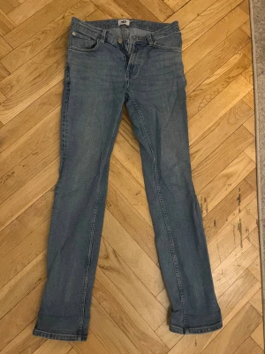 blå jeans, storlek 32/32 - Jeans från Lager 157. Modell, Slimmy. Finns en liten fläck, finns ett foto på det.