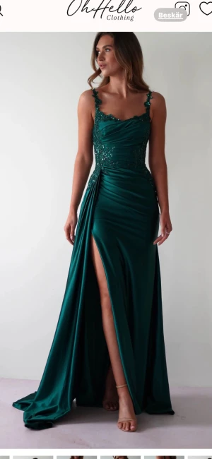 Grön långklänning med slits OhHello - Säljer en mörkgrön långklänning från oh hello dressing (endast provad) skriv gärna för fler bilder, pris kan diskuteras