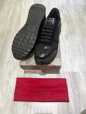 Valentino rockrunners - Hej! Ett par fina svarta Valentino Rockrunner skor till salu!  Valentino Rockrunner skor i mycket fint skick. De är endast testade en kort stund och har inga defekter eller fläckar. Jag säljer pågrund av fel storlek. Perfekta för dig som söker ett par classiska och bekväma skor som även klarar vinterns väder – de är både varma och vattentäta.  Skorna är inköpta online och alla tillbehör som syns på bilden medföljer. Passa på att fråga frågor och köpa!