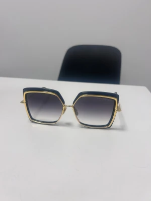 DITA NARCISSUS Solglasögon (Unisex) - Ett par guldiga och svarta solglasögon från DITA. Handcrafted i Japan. Öppen för budgivning! Designer ID: DTS503-58-01 BLK-GLD. Nypris: minst 7000 sek