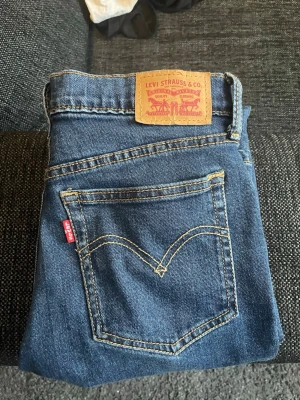 Levis jeans - Säljer ett par Levis slim fit jeans som är inpricip helt nya. Storlek 28/30- pris 299kr✅Hör av er vid minsta fråga!