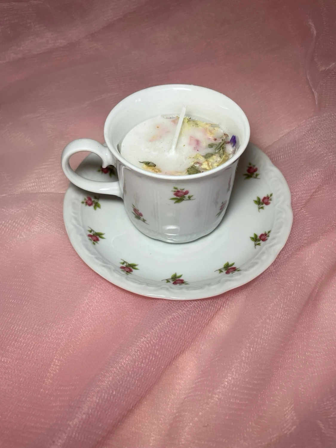 Doftljus i en tekopp i en vit färg med rosa blommor, med torkade blommor på nr 1