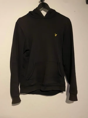 Lyle Scott hoodie - Svart lyle Scott hoodie i hyfsat skick väl använd. Strl S