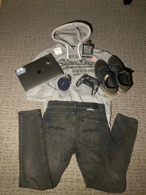 Real superdry hoodie - Säljer den här real superdry hoodien. Perfekt outfit på en lång torsdag med en bekväm hoodie som nästan passar till allt!