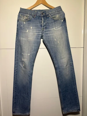 Dondup Jeans - Säljer nu ett par riktigt schyssta Dondup jeans med fräscha slitningar till ett värde av 2500kr. Storleken är 28 i midjan och i längden 32 bara att höra av dig vid funderingar en perfekt julklapp🙌🙌