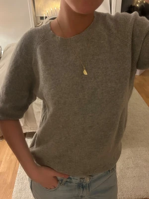 Kashmir tröja - Säljer denna Kashmir tröja. Super fin grå. ❤️