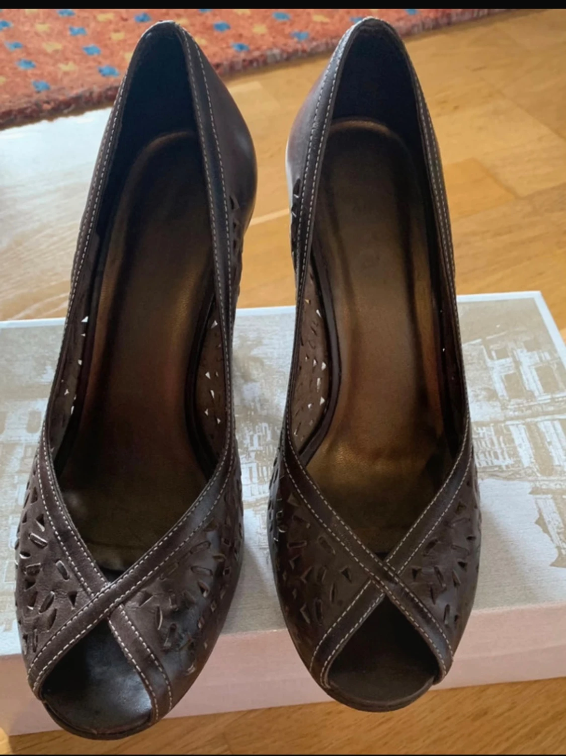 Bruna pumps med öppen tå och klack - 2