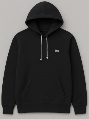 Svart PREMIUM hoodie – handbrodyr krona (M) - Denna hoodie är skapad för vardagsbruk med fokus på kvalitet, komfort och stil.  Tillverkad i mjukt och slitstarkt material med stabil struktur som håller formen över tid. Den diskreta brodyren med krona framtill ger ett elegant och kraftfullt uttryck utan att vara påträngande. En tidlös hoodie som passar perfekt för stadsliv och avslappnade tillfällen.  • Färg: Svart • Detalj: Brodyr krona • Passform: Bekväm • Skick: Ny