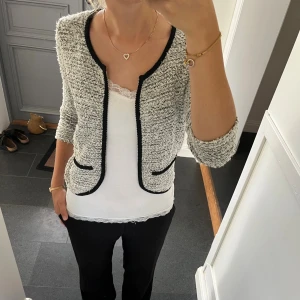 Grå stickad kofta  - Grå stickad kofta från Bik Bok i fint skick. Står storlek M men skulle säga att den passar mer som S. Använd gärna köp nu!