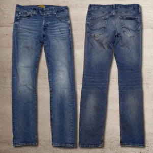 Blåa jeans från jack and jones W29/L30 - Fina jeans från jack and jones i färgen blå. Bra skick 7.5/10! Det ända är att det finns en liten fläck på framsida ben som inte går bort i tvätten, annars är jeansen jätte finna. Storlek W29/L30! Modell skinny Liam. 😀