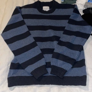 Randig blå tröja från Vailent - Säljer en stickad tröja från Vailent i storlek S med breda marinblå och blå ränder. Tröjan har rund halsringning, ribbade muddar och är långärmad. Materialmix med polyester, bomull, ull, viskos och elastan för en skön känsla.Fast pris!!!Nypris över 300kr!!