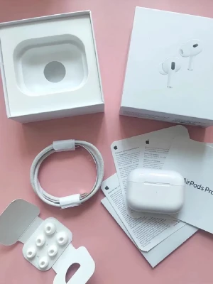 AirPods Pro - Säljer ett par AirPods Pro med originalförpackning, laddningskabel, extra öronkuddar och manualer. Hörlurarna är aldrig använda och är helt nya!
