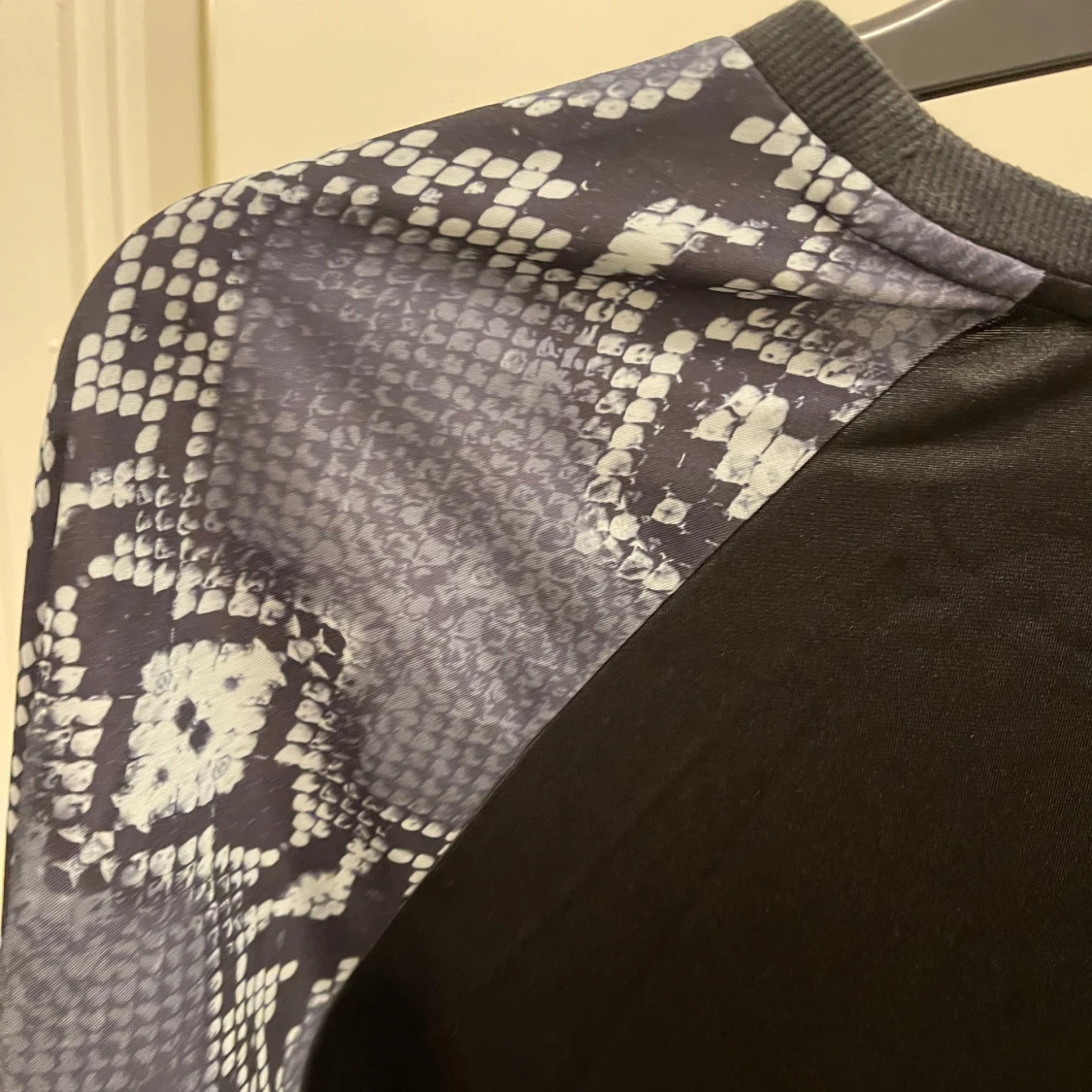 Adidas sweatshirt med ormmönster - 4