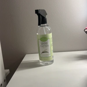 Linnevatten Sommarnattsdröm 500ml - Fräsch linnevatten spray från by Maria med doft av Sommarnattsdröm. Flaskan rymmer 500ml och är utrustad med praktisk sprayfunktion. Den är väll använd och fins 4/10 kvar köpte för 100kr