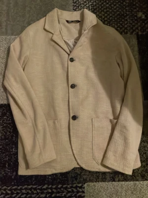 Beige cardigan  - Beiga cardigan från Zara, använd fåtal gånger | Tömmer garderoben finns mycket nytt uppe på profilen!!!/Mvh Nitro