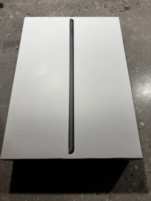 iPad 9th Generation Wi-Fi + Cellular 256GB - Snygg iPad 9th Generation med 256GB lagring och Wi-Fi + Cellular. Space Gray. Levereras i originalförpackning, ser ut att vara i mycket gott skick förutom ena hörnan. Perfekt för surf, streaming och arbete. Modell A2604.