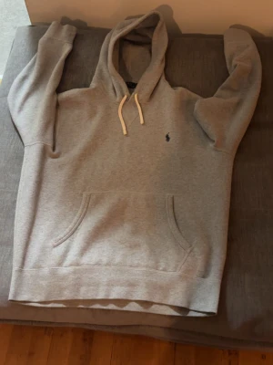 Polo Ralph Lauren hoodie - Säljer denna feta hoodien ifrån de exklusiva märket Polo Ralph Lauren, tröjan är o storlek L och är använd men är fortfarande i väldigt bra skick, perfekt nu infört vintern och perfekt för vardagen jobbet skolan fester osv🎄❄️, hoodien är köpt förra året men säljs nu pga att den är för stor för mig så den har bara legat i garderoben i flera månader, ny pris 1699kr, bara att höra av sig vid flera frågor 😊